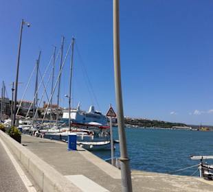 Schiff im Hafen Maó