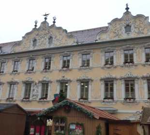 Schon aufgebaut: der Weihnachtsmarkt am Falkenhaus