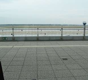 Blick auf Besucherterrasse von McDonalds