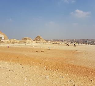 Blick auf Kairo und Pyramide