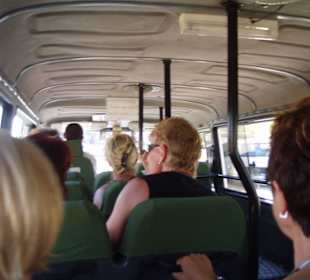 Im Bus (vor dem Hotel)