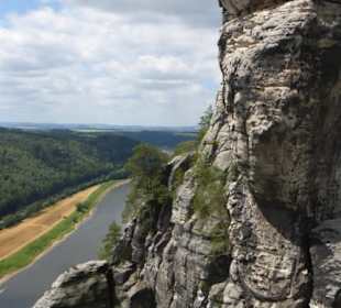 Blick vom Bastei-Massiv auf Elbe und Elbtal