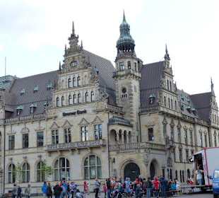 Schöner Markplatz am Rathaus