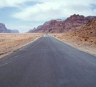 Wadi Rum - die Straße zum Dorf Rum