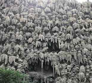 Krápníková stěna s grottami