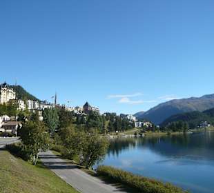 Ganz rechts im Bild: Waldhaus am See