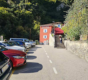 Parkplätze und Zugang zu den Grotten