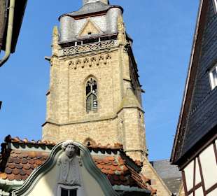 Der Turm der Stadtkirche vor historischem Giebel