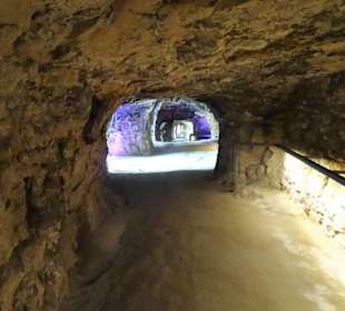 Rundgang durch die Felsgänge der Kasematten