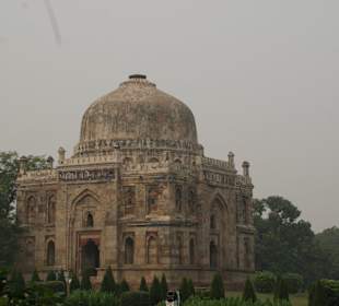 Sheesh-Gumbad Mausoleum im Lodi Garten