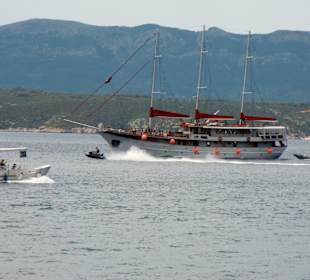 Reger Verkehr zu und vom Goldenen Horn