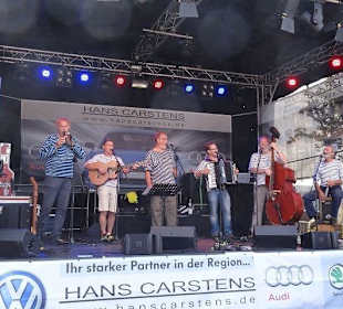 Eine Musikertruppe auf der Bühne