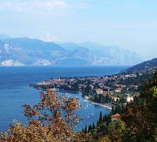 Blick über Torri del Benaco und den Gardasee