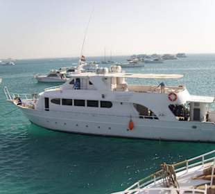 Andere Schiffe sind mit Menschen überfüllt