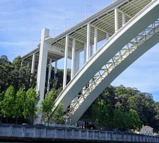 Die Brücke „Ponte de Arrábida"
