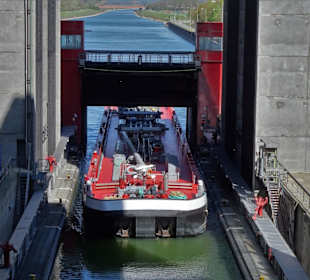 Einfahrt eines Schiffes in den Trog