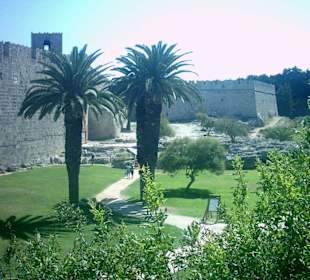 Blick in den Graben der Stadtmauer