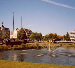 Schiff und Brunnen
