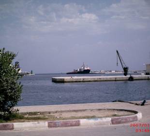 Hafen von Sousse mit Tanker