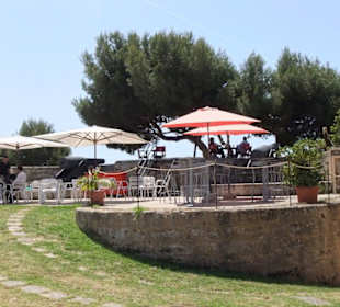 Cafe auf alten Festungsmauern