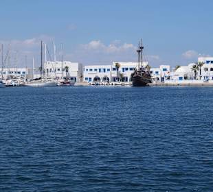 Größtes Piratenschiff im Yachthafen