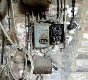 Elektrische Installation an den Wänden