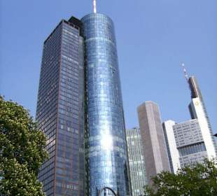 Blick von den Taunusanlagen zum Maintower