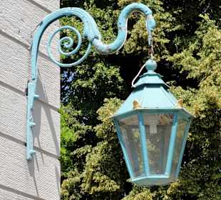 Laternen an der Schlossmauer