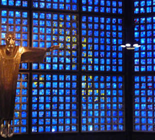 In der in blauem Licht gehüllten Gedächtniskirche