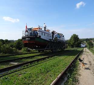 Schiffe die auf Schienen fahren