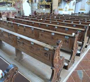 Historische Kirchenbänke mit Namensplaketten