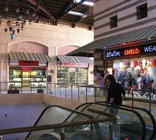 Sultan Bazaar, mit Rolltreppe ins Untergeschoss
