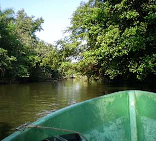Fahrt auf dem Fluss zum Indianerdorf