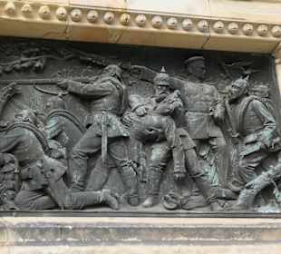 Beim Magdeburger Kriegerdenkmal im Fürstenwallpark