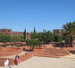 Backsteintreppen und viel Grün