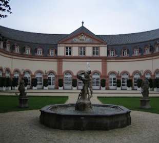 Schloss und Brunnen von Weilburg.