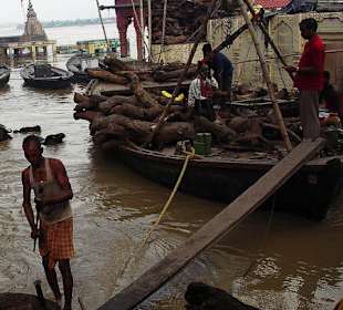 Rąbanie drewna na kremacje