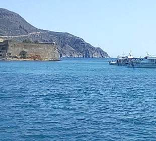 Ausflugsschiff vor Spinalonga