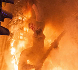 La falla ardiendo