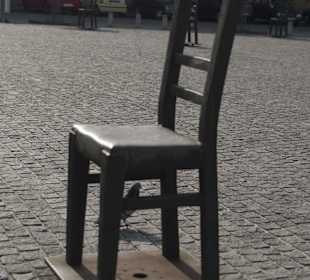 Plac Bohaterów Getta, krzesła.