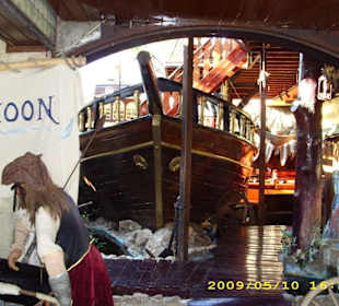 Bar mit Piratenschiff