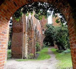 Spaziergang durch die Mauerreste des Klosters