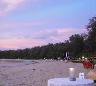 Blick vom Tisch aus auf den Nai Yang Beach