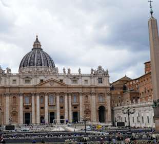 Tausende Pilger warten uf den Einlass zum Dom