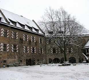Blick vom Burgtor in den Innenhof
