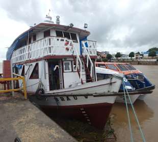Vom Tenderboot durch einen Amazonasdampfer an Land