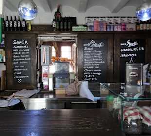 Am Tresen der Bar Yesterday