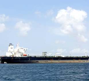 Tanker vor der Raffinerie