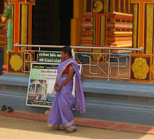 Frau im Sari vor dem Tempel