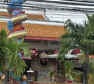 Am Eingang zum Shrine